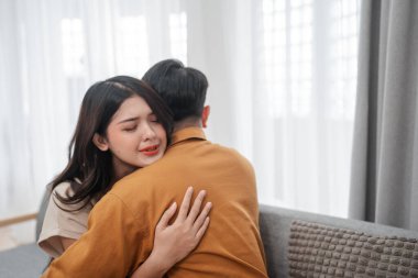 Sevgi dolu bir çiftin derin samimiyetini ve bağlantısını yakalayan samimi bir kucaklama.