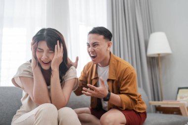 Bir çift evde artan gerilim ve çatışma yaşıyor ve bu da ilişkilerini etkiliyor.