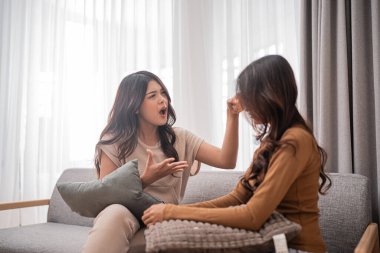 Sıcak ve davetkar bir oturma odasında, iki kadın hararetli bir tartışmaya daldı.