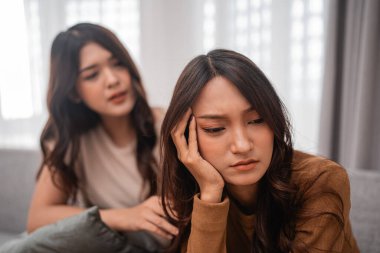 Yakın bir arkadaş, zorlu bir anda samimiyet ve destek sağlar. Gerçek dostluğu gösterir.