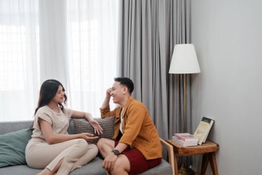 Mutlu bir çift, samimi ve davetkar bir yaşam alanında keyifli bir anı paylaşıyor.