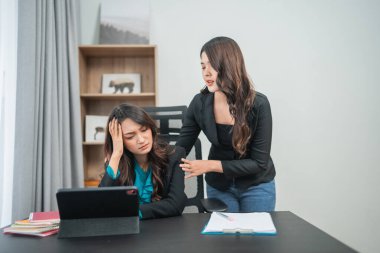 Modern bir ofiste, iki kadın işbirliğini teşvik eden destekleyici bir sohbete girişir.