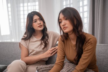 İki kadın samimi bir konuşma yapıyorlar, destek veriyorlar ve anlamlı bir bağ kuruyorlar.