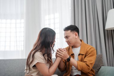 Bir çift şık ve sevgi dolu bir anı şık bir oturma odasında paylaşıyor.