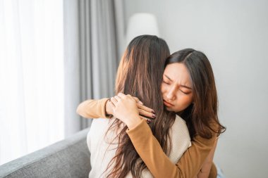 İki yakın arkadaş samimi bir kucaklaşmayı paylaşıyor, zor zamanlarda destek ve rahatlık sağlıyor.