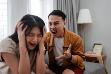 Bir çift şu anda oturma odalarında gergin bir tartışmayla meşgul.