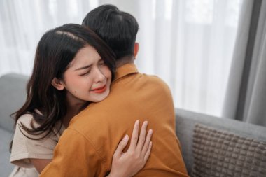 Samimi bir ortamda güzel bir şekilde yakalanmış destek ve konforu sunan samimi bir an.