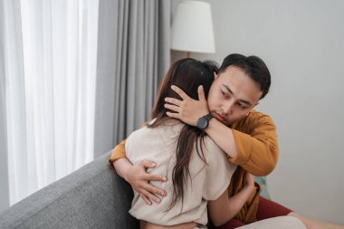 Sıcaklık, rahatlık ve desteği paylaşan şefkatli bir sarılma.