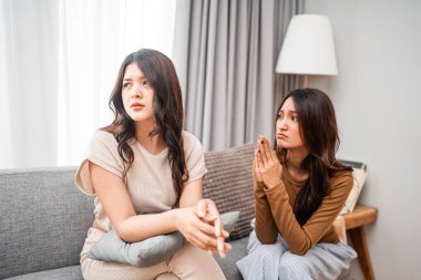 Kapalı alanda samimi bir tartışmayla meşgul olan iki kadın arasında paylaşılan samimi bir an.