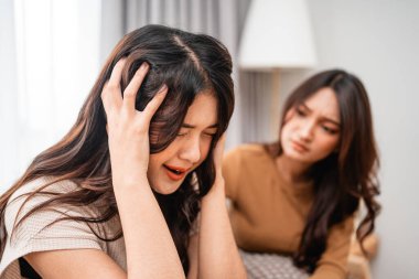 Şefkatli bir kadın, zor zamanlarında arkadaşını teselli eder.