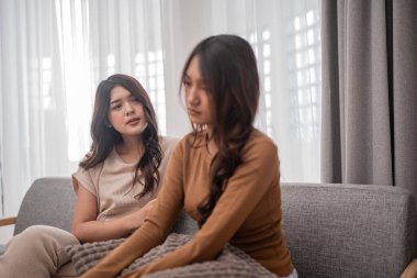 Ilık dolu, aydınlık, rahat bir oturma odasında iki kadın ciddi bir konuşma yapar.