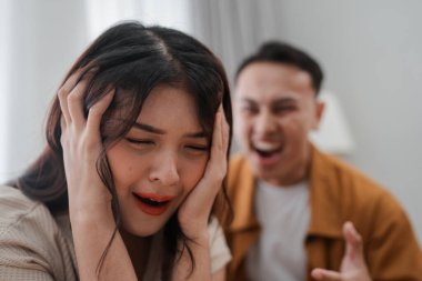 Bir çift, yoğun ve hararetli bir tartışma yaşıyor. Evde duygusal sıkıntılarla dolu.