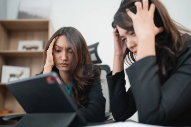 İki iş kadını teknoloji, stres ve hayal kırıklığıyla mücadele ediyor.