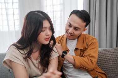 Bir çift derin bir duygusal bağ ve evde karşılıklı destek anı paylaşıyor.