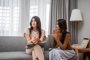 Sıcak bir oturma odasında, iki kadın samimi ve anlamlı bir tartışmayla meşgul olur.