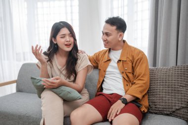 Bir grup arkadaş evdeyken neşeli ve neşeli bir sohbetin tadını çıkarıyorlar.