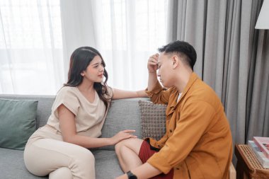 Bir çift samimi ve rahat bir ortamda derin bir tartışmayla meşgul.