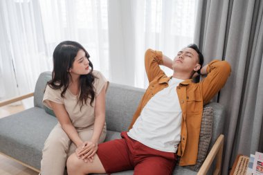 Bir çift, samimi bir oturma odasında duygularını açıkça tartışıyor.