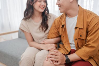 Neşeli bir çift birlikte otururken tatlı ve anlamlı bir ilişkinin tadını çıkarıyor.