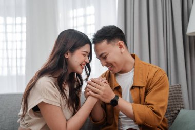 Sıcak ve samimi bir ortamda birbirine yakın bir anın tadını çıkaran sevgi dolu bir çift.