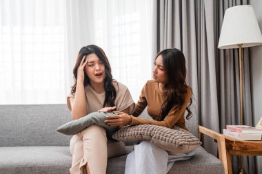 İki yakın arkadaş sıcacık bir yuva ortamında sıcak ve samimi bir anı paylaşıyor.