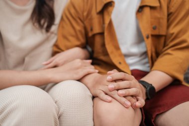 Sevgi dolu bir çiftin nazik bir dokunuştan hoşlanması ile paylaşılan hassas ve samimi bir an.