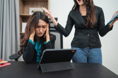 Modern bir ofis ortamında, iki meslektaşımız çok gergin ve ciddi bir tartışmayla karşı karşıya.