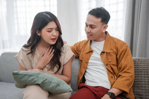 Bir grup genç yetişkin evdeyken düşünceli ve yürekten bir tartışma içindeler.