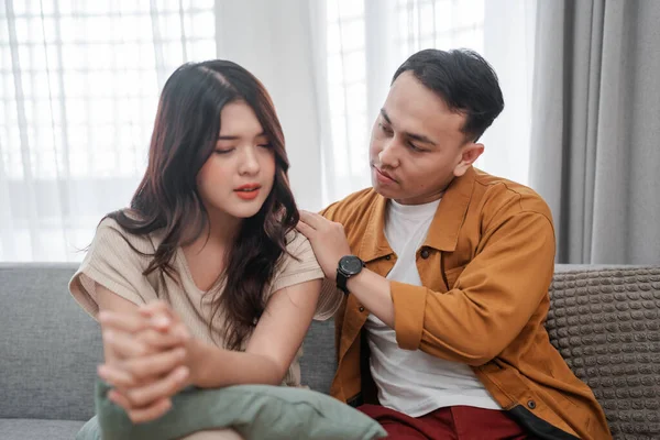 Bir çift rahat bir koltukta ciddi ve anlamlı bir konuşma yapıyor.