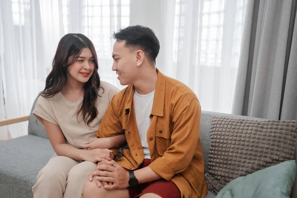 Sevgi dolu bir çift, neşeli ve davetkar bir ortamda birlikte vakit geçirmekten zevk alır.