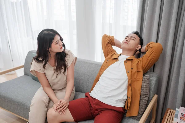 Bir çift, samimi bir oturma odasında duygularını açıkça tartışıyor.