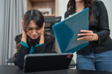 Bir çalışan, meslektaşıyla iletişim kurarken stres ve endişe duygularını açıkça ifade eder.