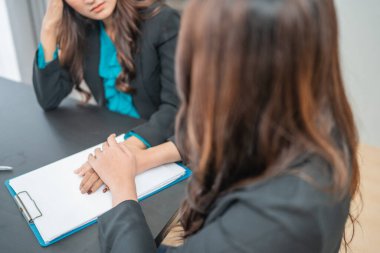 İki kadın bir toplantı sırasında odaklanmış ve stratejik bir iş görüşmesine giriştiler.