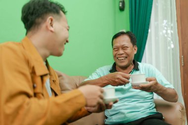 Ilık bir fincan çay eşliğinde iki insan arasında paylaşılan samimi bir bağ anı.