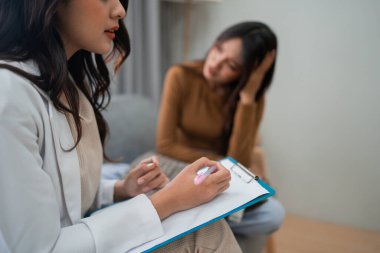 Bir terapist, kişisel gelişime odaklı etkili bir oturumda bir müşteriyle ilişki kurar.