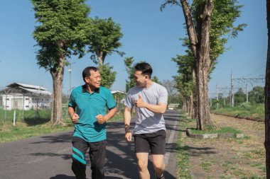 İki adam güzel açık havada birlikte koşuyor, fitness, sağlık ve arkadaşlığı destekliyor.