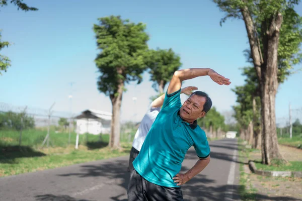 İki son sınıf öğrencisi sakin ve sakin bir ortamda esneme egzersizleri yapıyor.