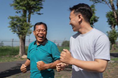 Açık havada birlikte koşmaktan mutlu olan iki adam, gerçekten iç açıcı bir deneyim.