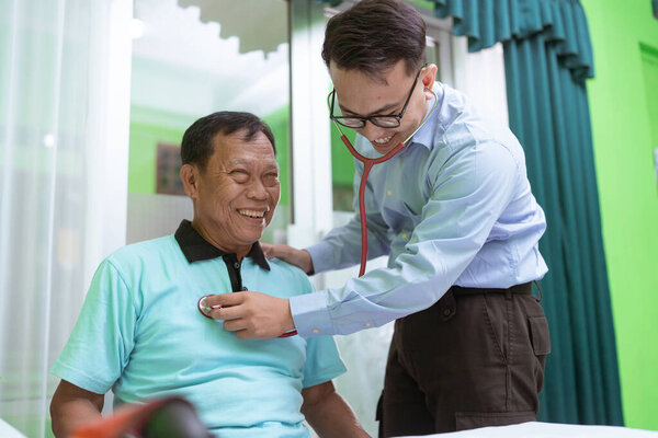 Медицинский работник проверяет сердцебиение пожилых пациентов, повышая их общее самочувствие