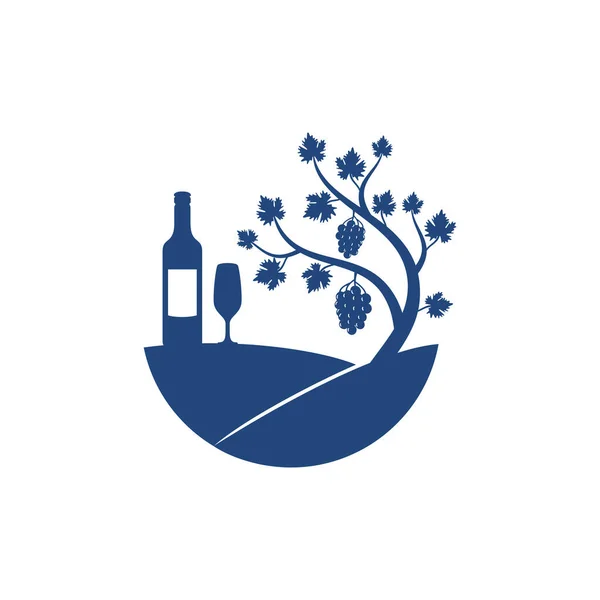 Planta de fruta de la vid de uva en la colina con botella de vino y diseño de logotipo de vector de vidrio ilustración — Archivo Imágenes Vectoriales