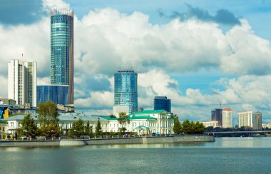 Mimari kontrast. Ekaterinburg şehri.