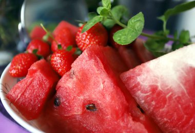 Sağlıklı yemek için karpuz, çilek ve nane şekeri. Detoks için kırmızı meyveler..