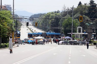 Hükümete ve başsavcıya karşı düzenlenen protestonun 31. günü, Bulgaristan 'ın başkenti Sofya' da (Eagle Bridge) en çok barikat kurdu. Abluka içinden ambulanslar geçiyor..