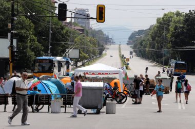 Hükümete ve başsavcıya karşı düzenlenen protestonun 31. günü, Bulgaristan 'ın başkenti Sofya' da (Eagle Bridge) en çok barikat kurdu. Abluka içinden ambulanslar geçiyor..