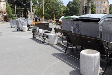 Hükümete ve başsavcıya karşı düzenlenen protestonun 31. günü, Bulgaristan 'ın başkenti Sofya' da (Eagle Bridge) en çok barikat kurdu. Abluka içinden ambulanslar geçiyor..