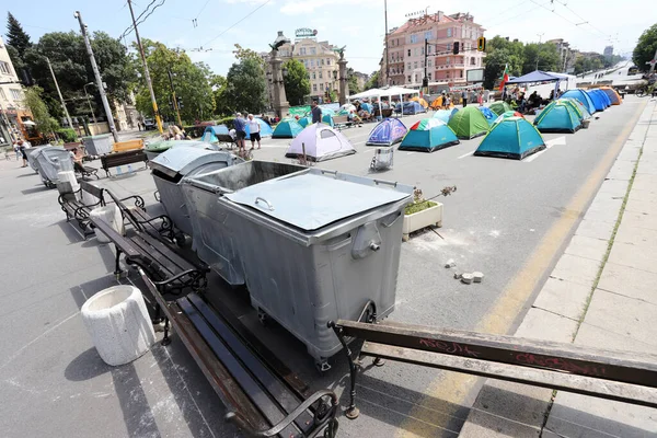 政府と検察長に対する抗議の31日目は ブルガリアのソフィアに2020年8月8日にオルロフのほとんど イーグルブリッジ にバリケードを設置した 封鎖は救急車を通過させる — ストック写真