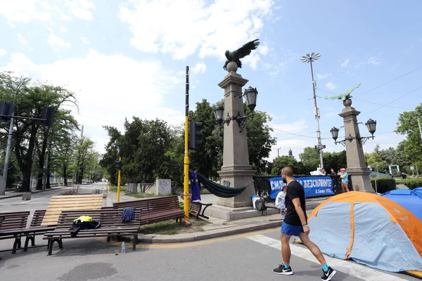 政府と検察長に対する抗議の31日目は ブルガリアのソフィアに2020年8月8日にオルロフのほとんど イーグルブリッジ にバリケードを設置した 封鎖は救急車を通過させる — ストック写真