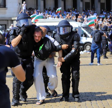 Bulgaristan 'ın Sofya kenti 2 Eylül 2020: Ağır silahlı polis memurları, Avrupa Yeşiller Partisi (Yeşil Hareket) eş başkanı Borislav Sandov' u tutukladı