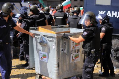 2 Eylül 2020 'de Bulgaristan' ın Sofya kenti: Ağır silahlı polis tarafından engellenen parlamento binası (Ulusal Meclis) önünde halk hükümeti protesto etti