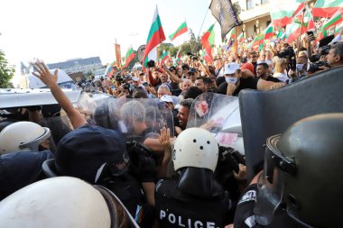 2 Eylül 2020 'de Bulgaristan' ın Sofya kenti: Ağır silahlı polis tarafından engellenen parlamento binası (Ulusal Meclis) önünde halk hükümeti protesto etti
